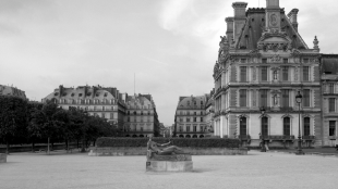 Louvre BW